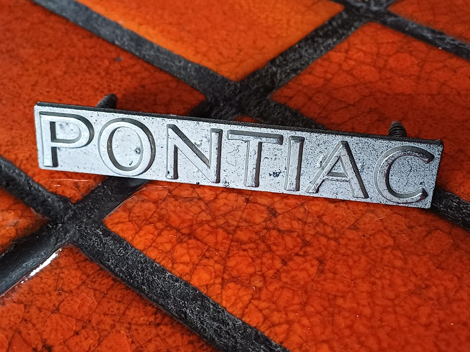 76-77 Pontiac Firebird grille badge unrestored 498834 (1).jpg