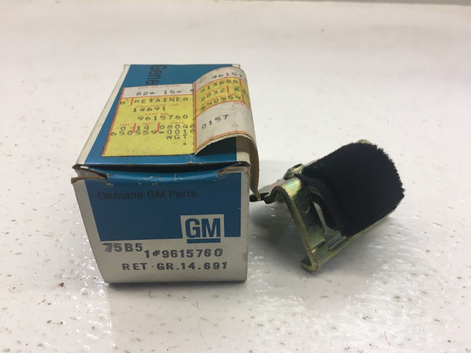 GM NOS window felt guide block 9615760 (1).jpg